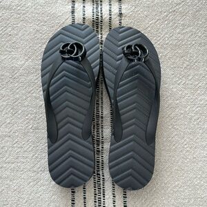 Gucci flip flops, size 8. Never worn!